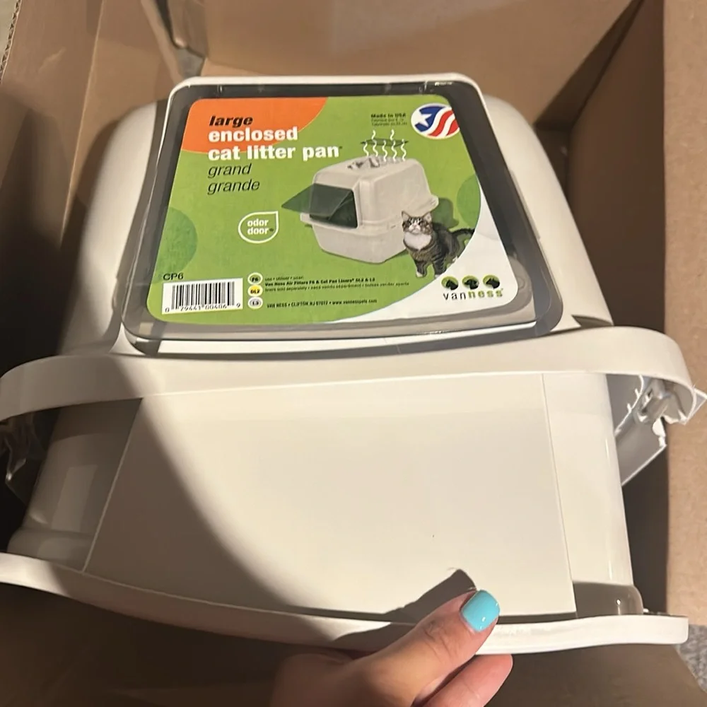 Brand new never used litter box